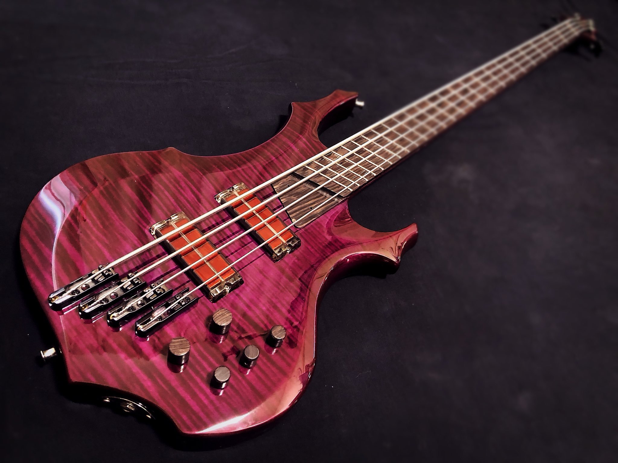 Awesome bass made by Go Takigawa equipped with q-tuner pickups